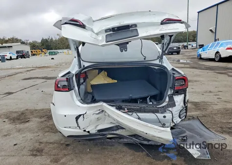 2022 Tesla Model 3 z USA, uszkodzony, nr VIN 5YJ3E1EC5NF276268